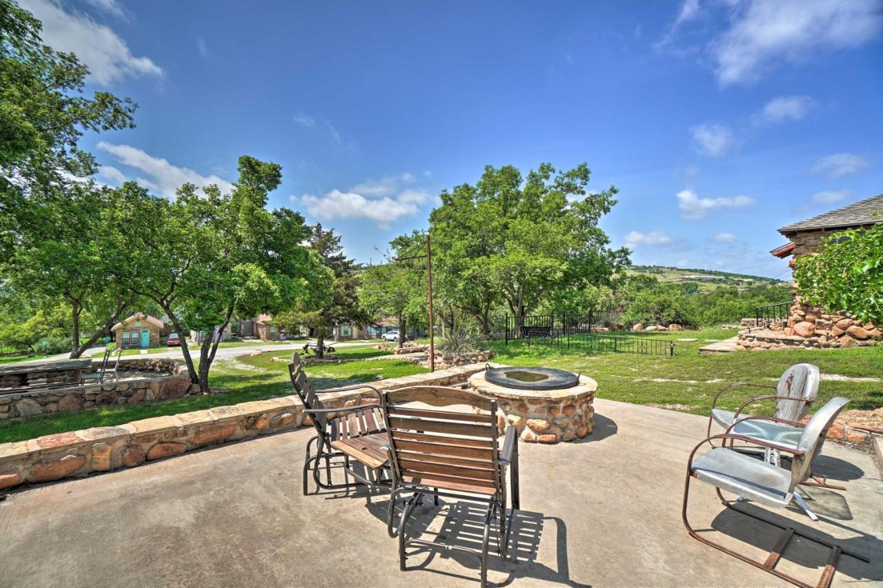 Charming Hilltop Cottage In Medicine Park! ภายนอก รูปภาพ